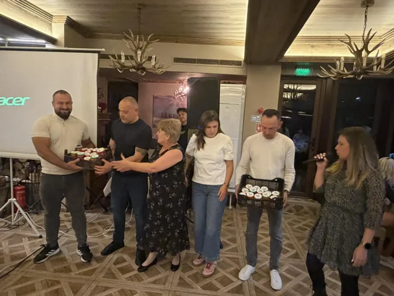АРБИ на високо! Един пазар, един отбор! 11 Отборът „Непобедими“ получава наградата си: бурканчета лютеница от всички участници