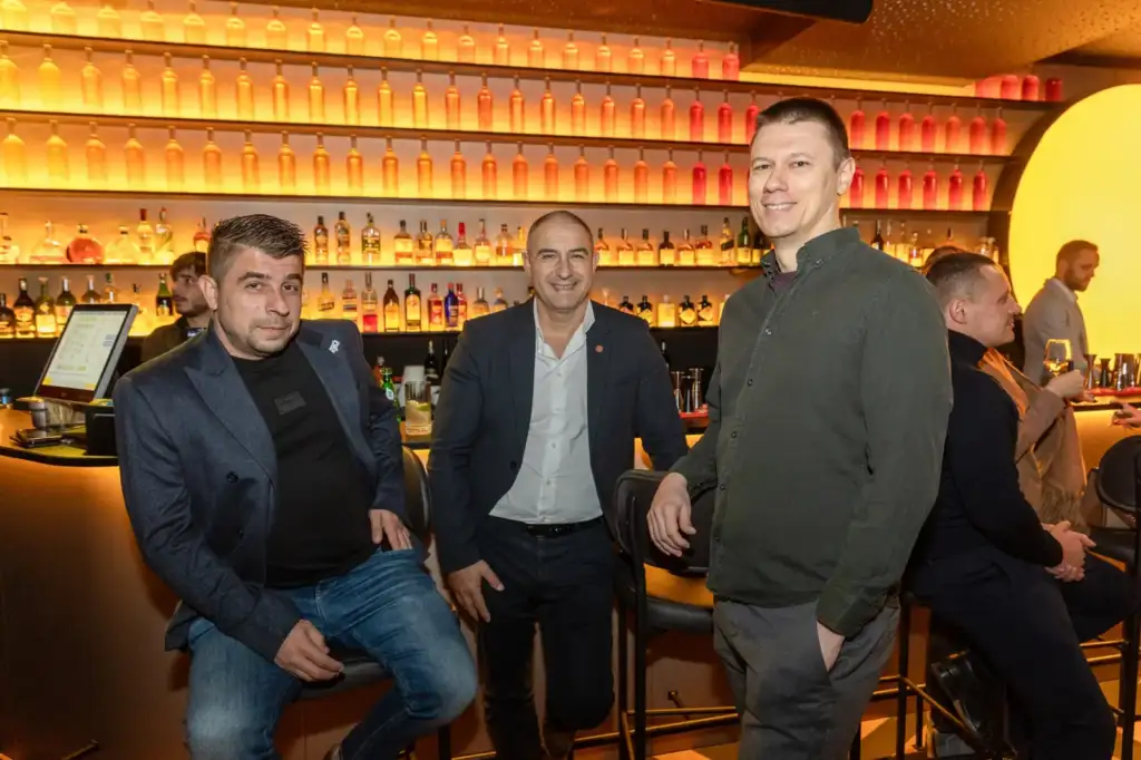 Сделка на ръба – Live Broker Show 40 Трима колеги позират на бара в Sotto Bar по време на „Сделка на ръба“