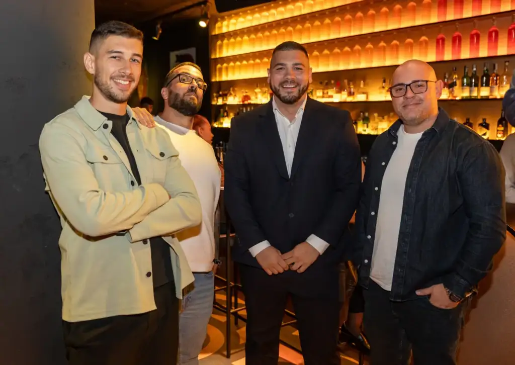 Сделка на ръба – Live Broker Show 45 Четирима колеги позират пред светещия бар в Sotto Bar