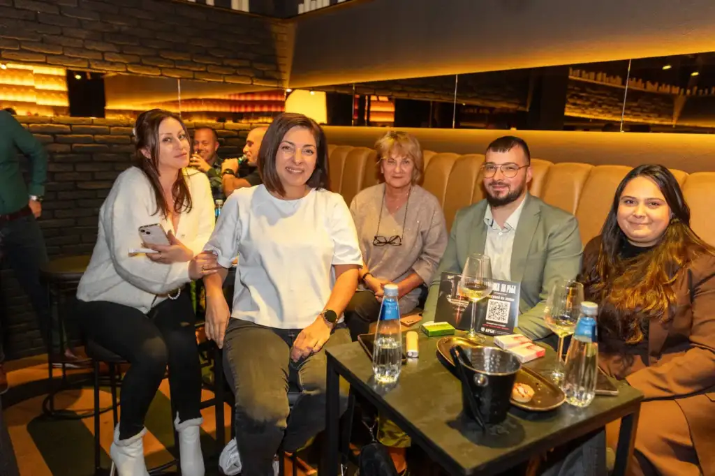 Сделка на ръба – Live Broker Show 54 Колеги на сепаре в Sotto Bar, на масата табелка с QR код „Гласувай на живо!“