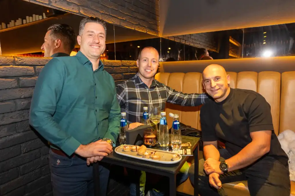 Сделка на ръба – Live Broker Show 55 Трима колеги позират усмихнати на маса в Sotto Bar