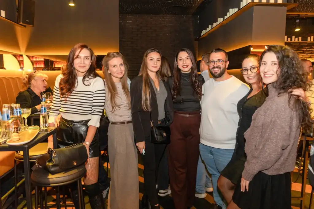 Сделка на ръба – Live Broker Show 2 Група колеги позират заедно в залата на Sotto Bar
