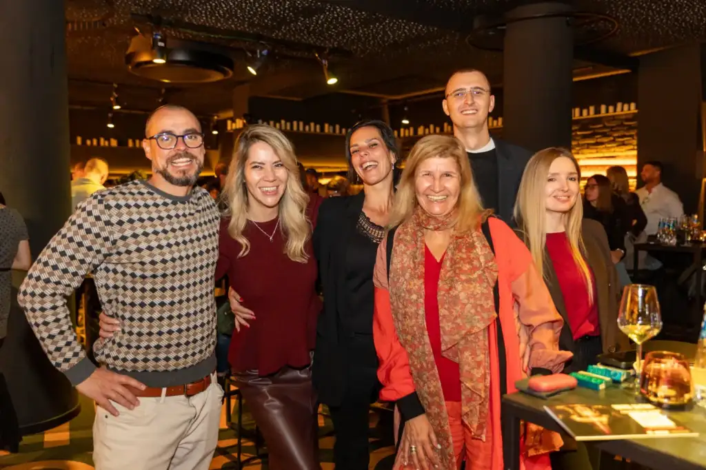 Сделка на ръба – Live Broker Show 62 Шестима колеги позират усмихнати в залата на Sotto Bar