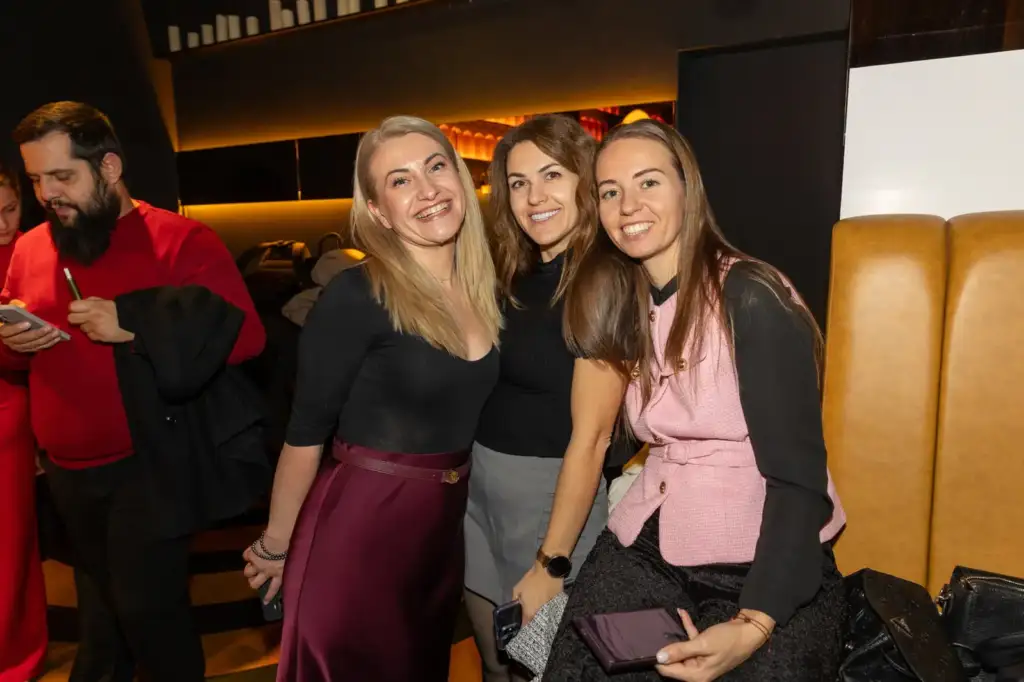 Сделка на ръба – Live Broker Show 70 Три дами позират усмихнати до сепаре в Sotto Bar