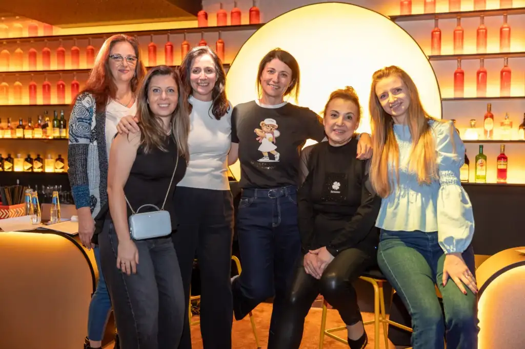 Сделка на ръба – Live Broker Show 78 Шест дами позират заедно пред светещата сцена