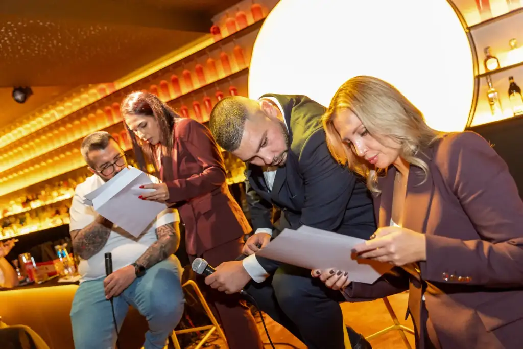 Сделка на ръба – Live Broker Show 6 Участниците четат пликовете с казусите на сцената