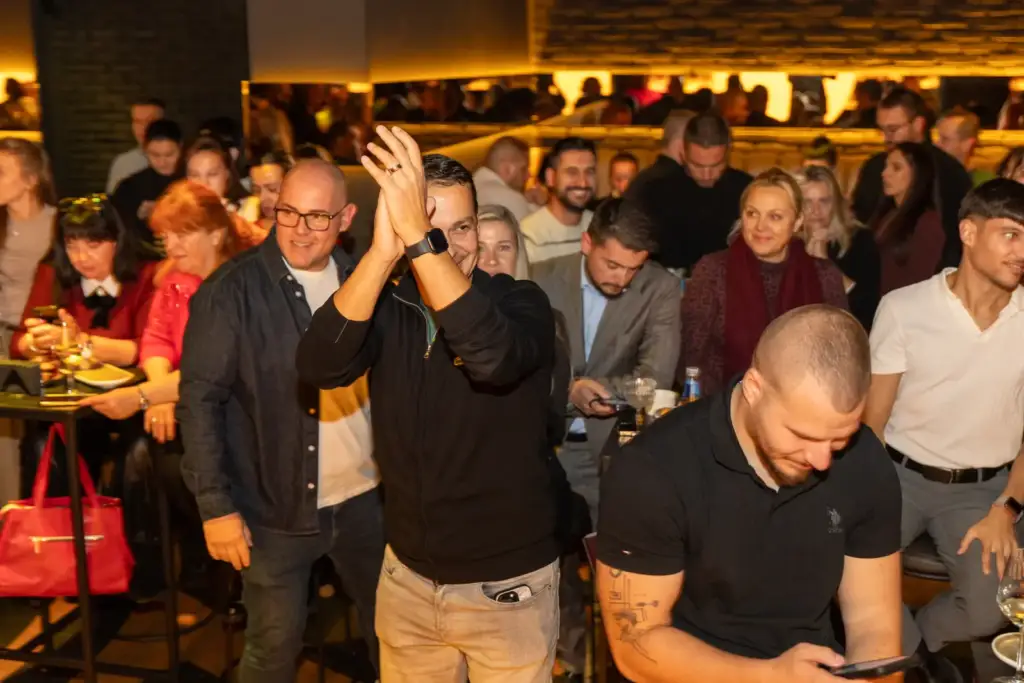 Сделка на ръба – Live Broker Show 12 Саботьор вдига ръце сред публиката в Sotto Bar по време на „Сделка на ръба“
